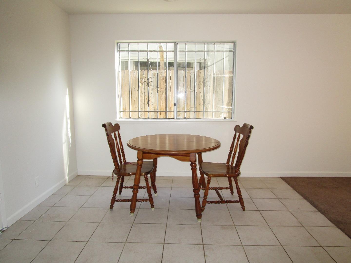 Detail Gallery Image 4 of 18 For 271 Carnoble Dr, Hollister,  CA 95023 - 3 Beds | 2 Baths