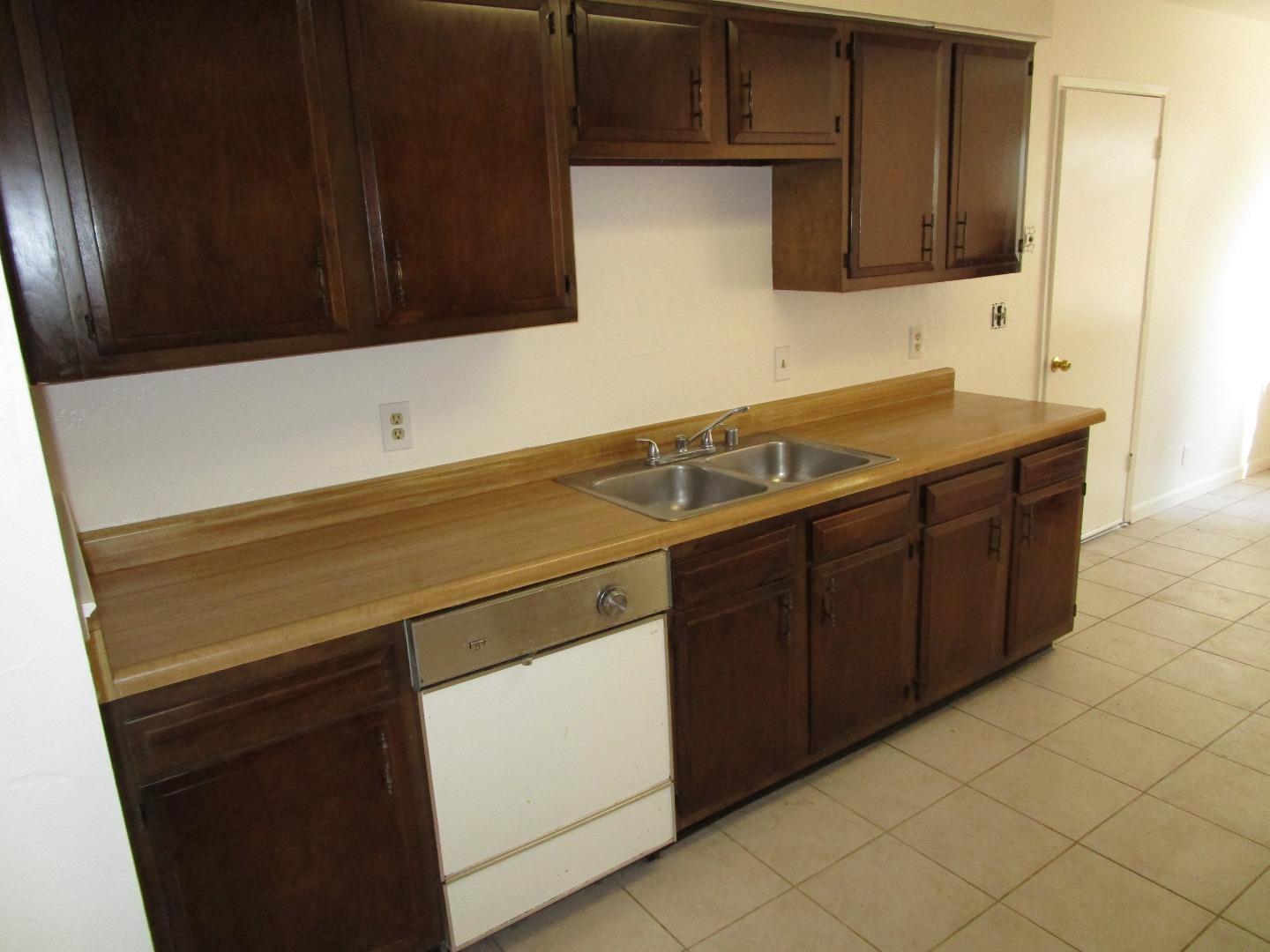 Detail Gallery Image 5 of 18 For 271 Carnoble Dr, Hollister,  CA 95023 - 3 Beds | 2 Baths