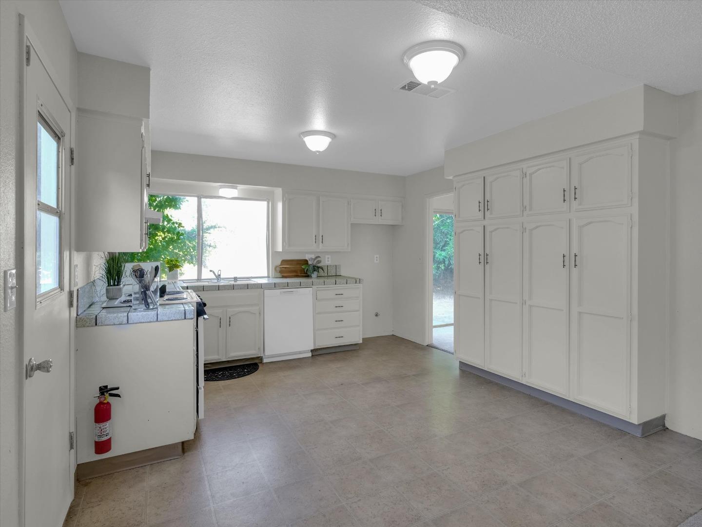 Detail Gallery Image 10 of 32 For 3559 Vernal Ave, Merced,  CA 95340 - 3 Beds | 2 Baths
