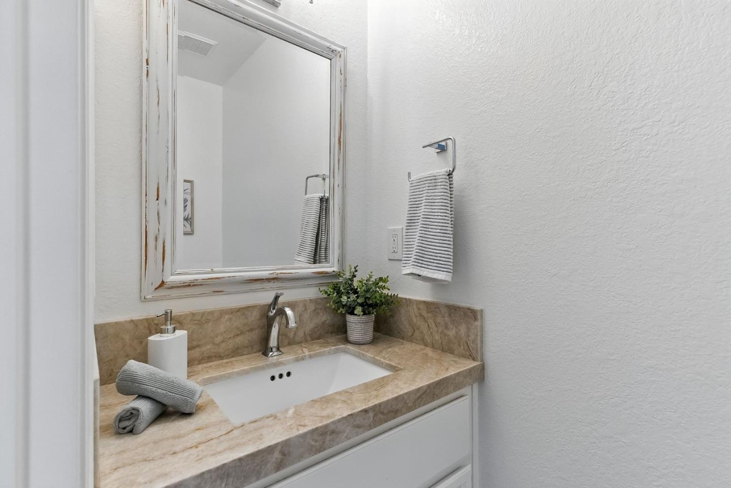 Detail Gallery Image 4 of 32 For 3101 Erin Ln, Santa Cruz,  CA 95065 - 2 Beds | 2/1 Baths