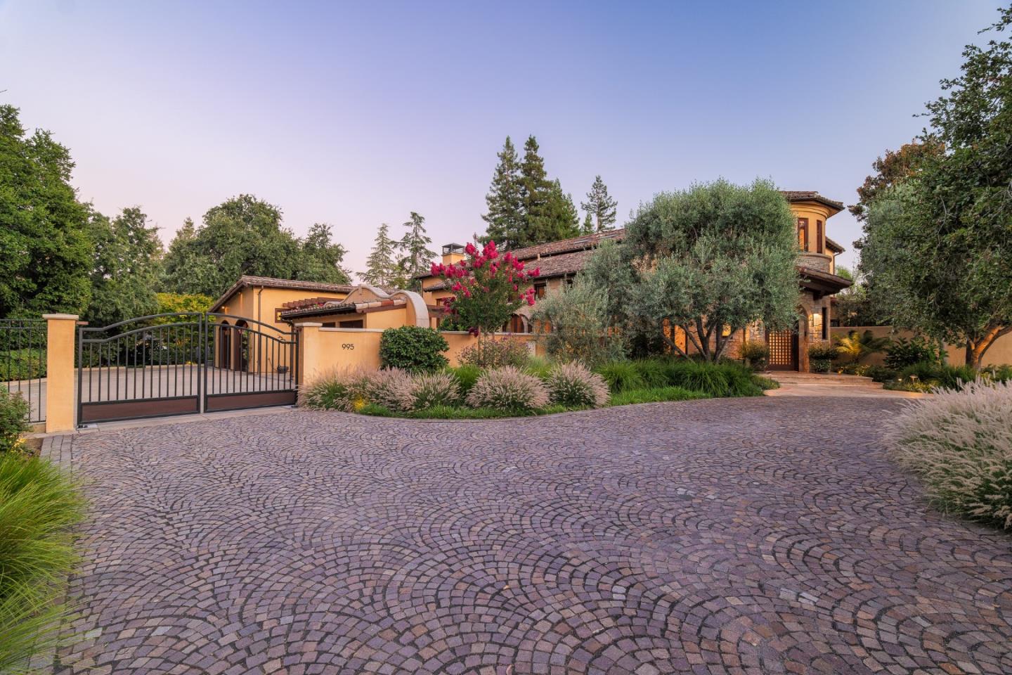 Detail Gallery Image 6 of 49 For 995 Matadero Ave, Palo Alto,  CA 94306 - 4 Beds | 4/2 Baths