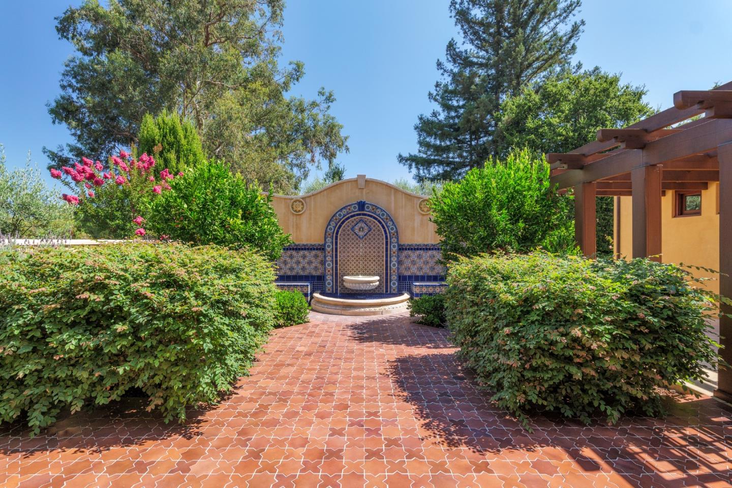 Detail Gallery Image 7 of 49 For 995 Matadero Ave, Palo Alto,  CA 94306 - 4 Beds | 4/2 Baths