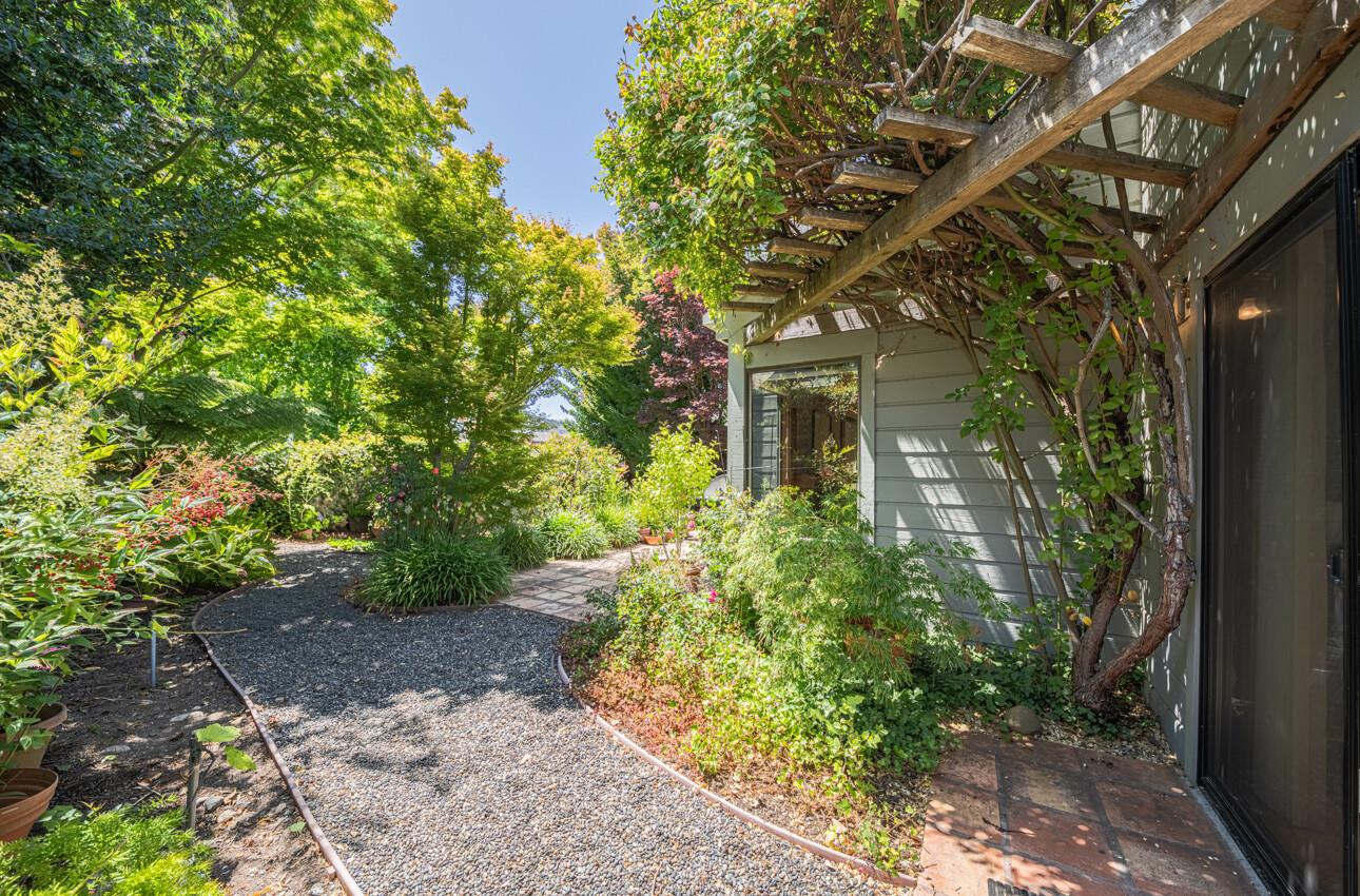 Detail Gallery Image 24 of 28 For 20 Woodside Pl, Carmel Valley,  CA 93924 - 2 Beds | 2 Baths