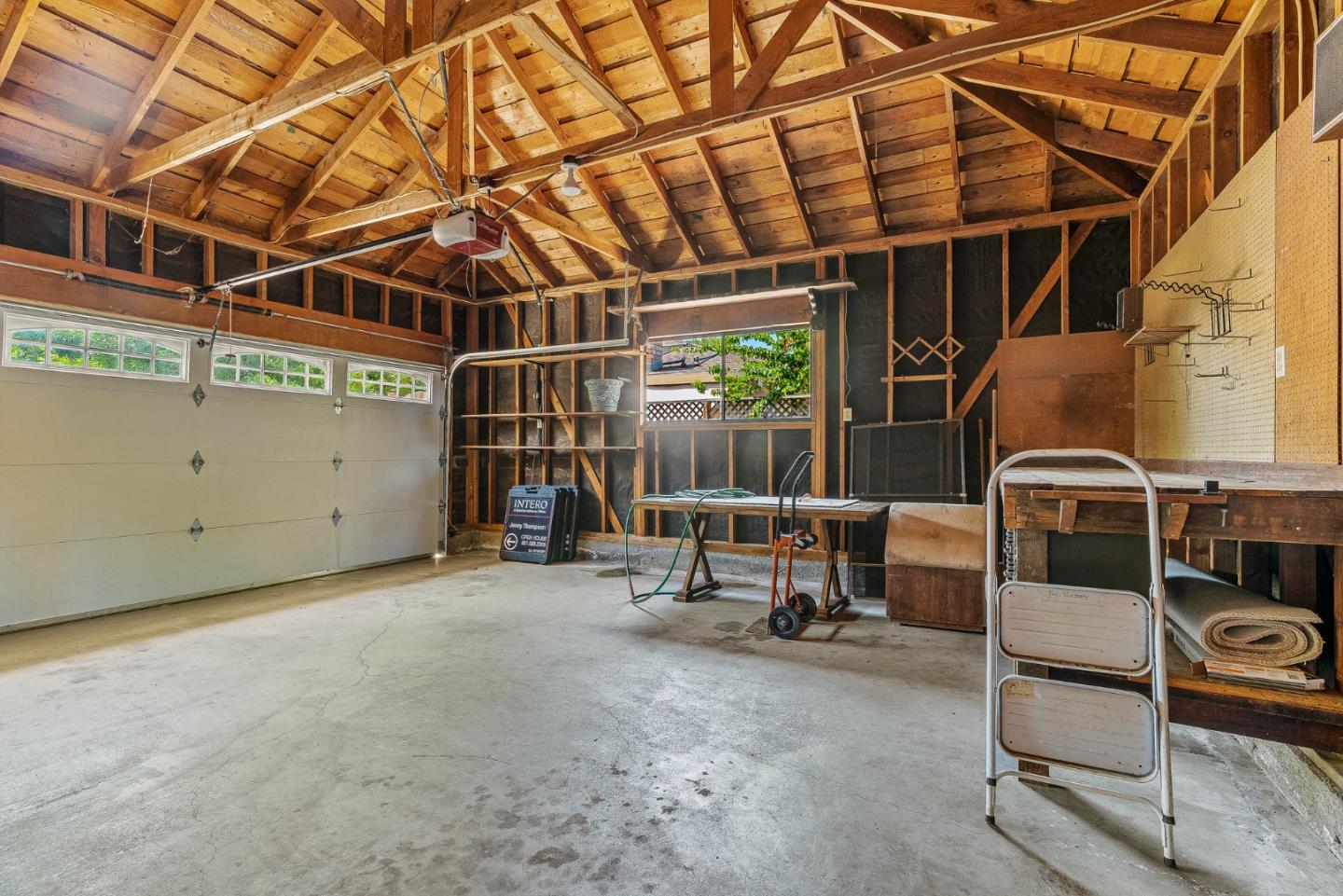 Detail Gallery Image 4 of 47 For 14530 De Anza Ct, Morgan Hill,  CA 95037 - 3 Beds | 2 Baths