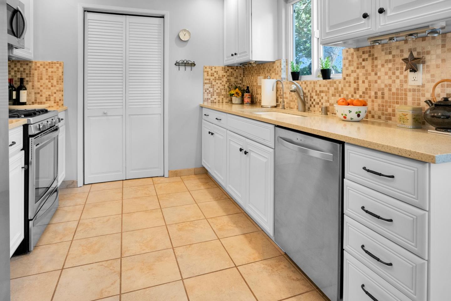 Detail Gallery Image 13 of 29 For 455 San Bernabe Dr, Monterey,  CA 93940 - 3 Beds | 2 Baths