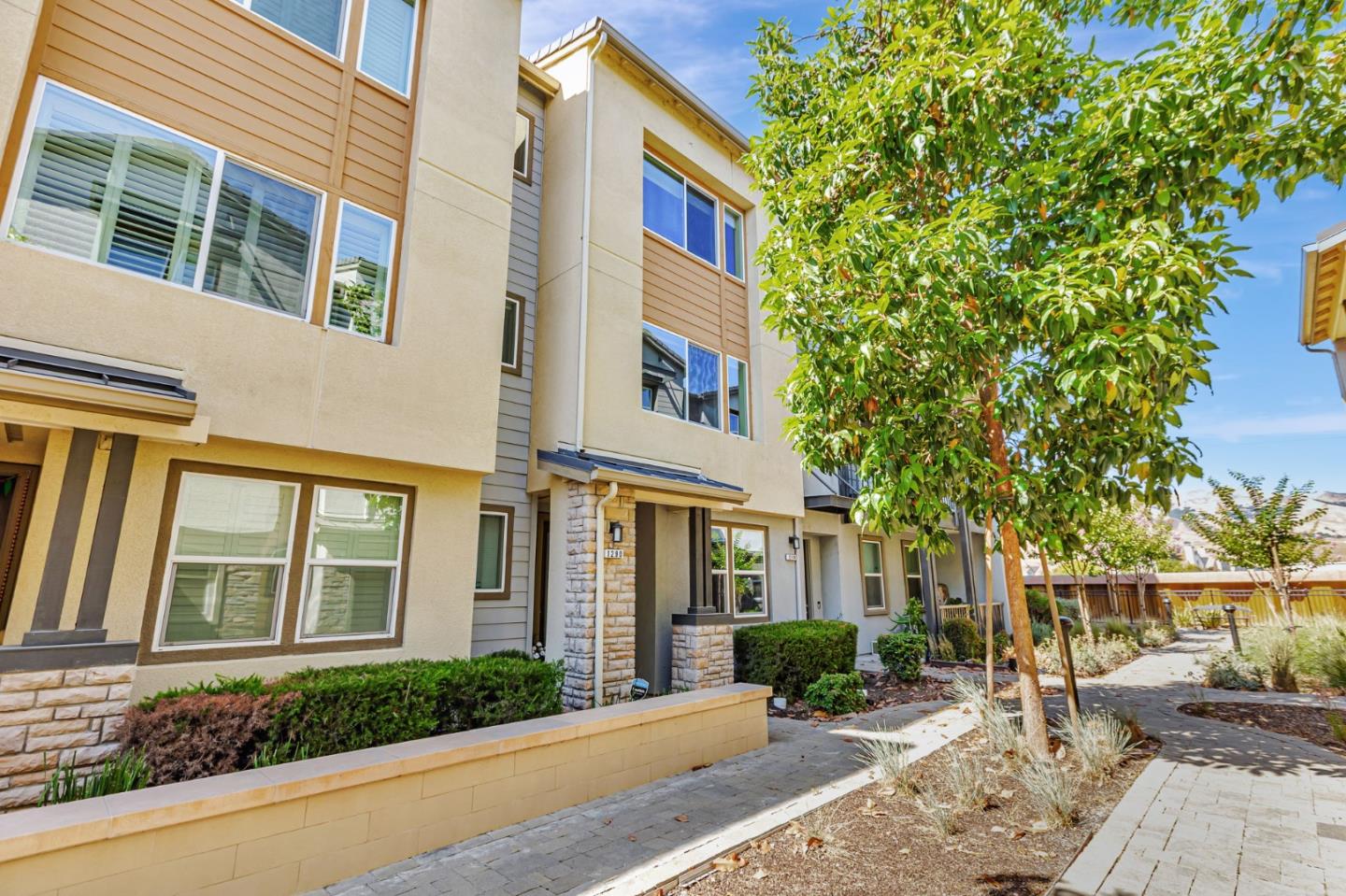 Detail Gallery Image 2 of 46 For 1290 Milkweed St, Milpitas,  CA 95035 - 3 Beds | 3/1 Baths