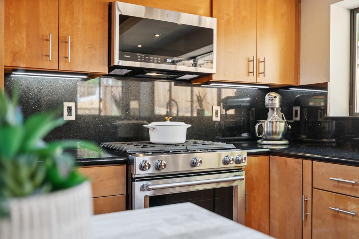 Detail Gallery Image 11 of 58 For 110 Kirkorian Ct, Scotts Valley,  CA 95066 - 3 Beds | 2 Baths