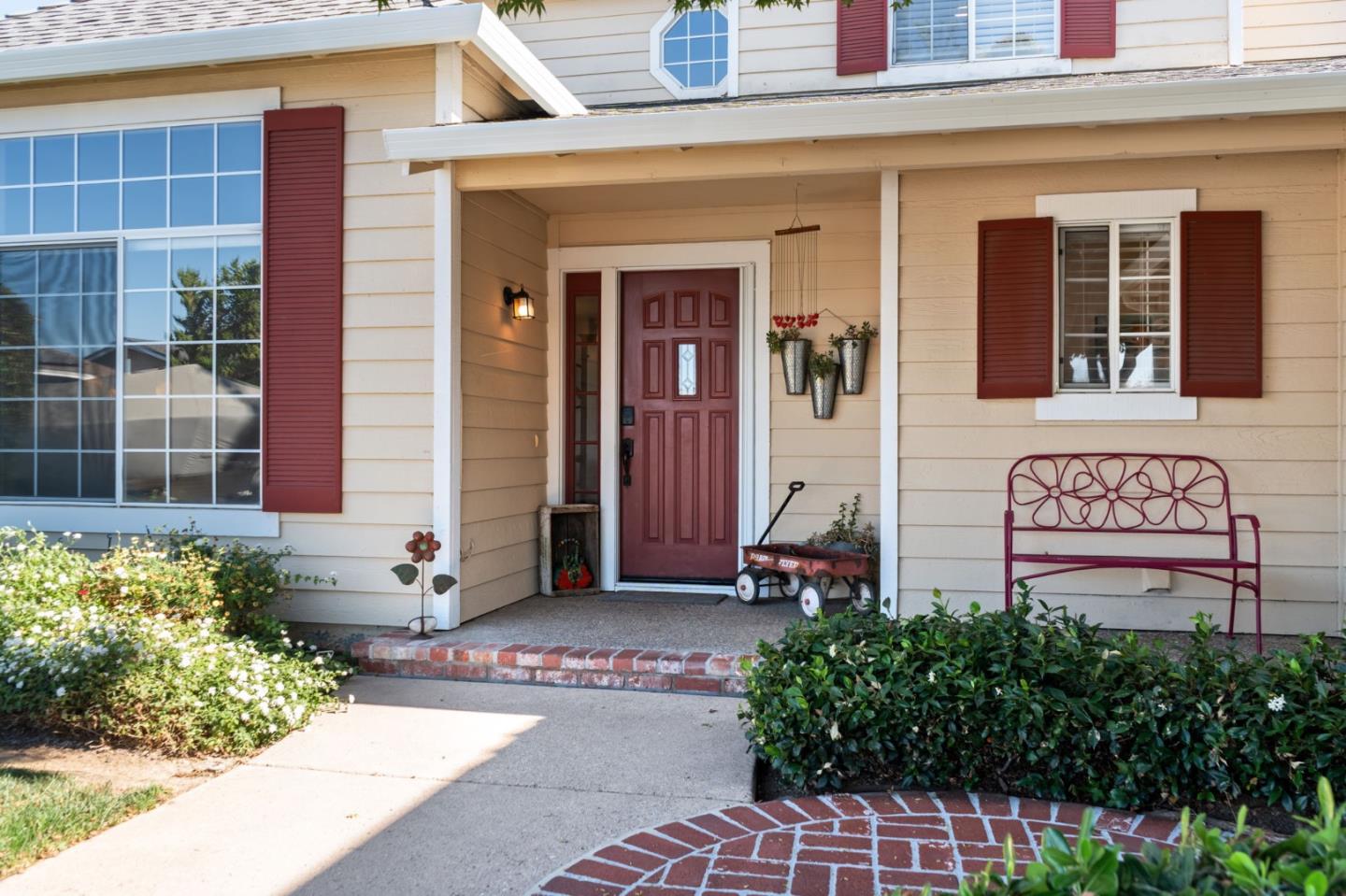 Detail Gallery Image 3 of 37 For 930 Hoesch Way, Gilroy,  CA 95020 - 5 Beds | 3 Baths