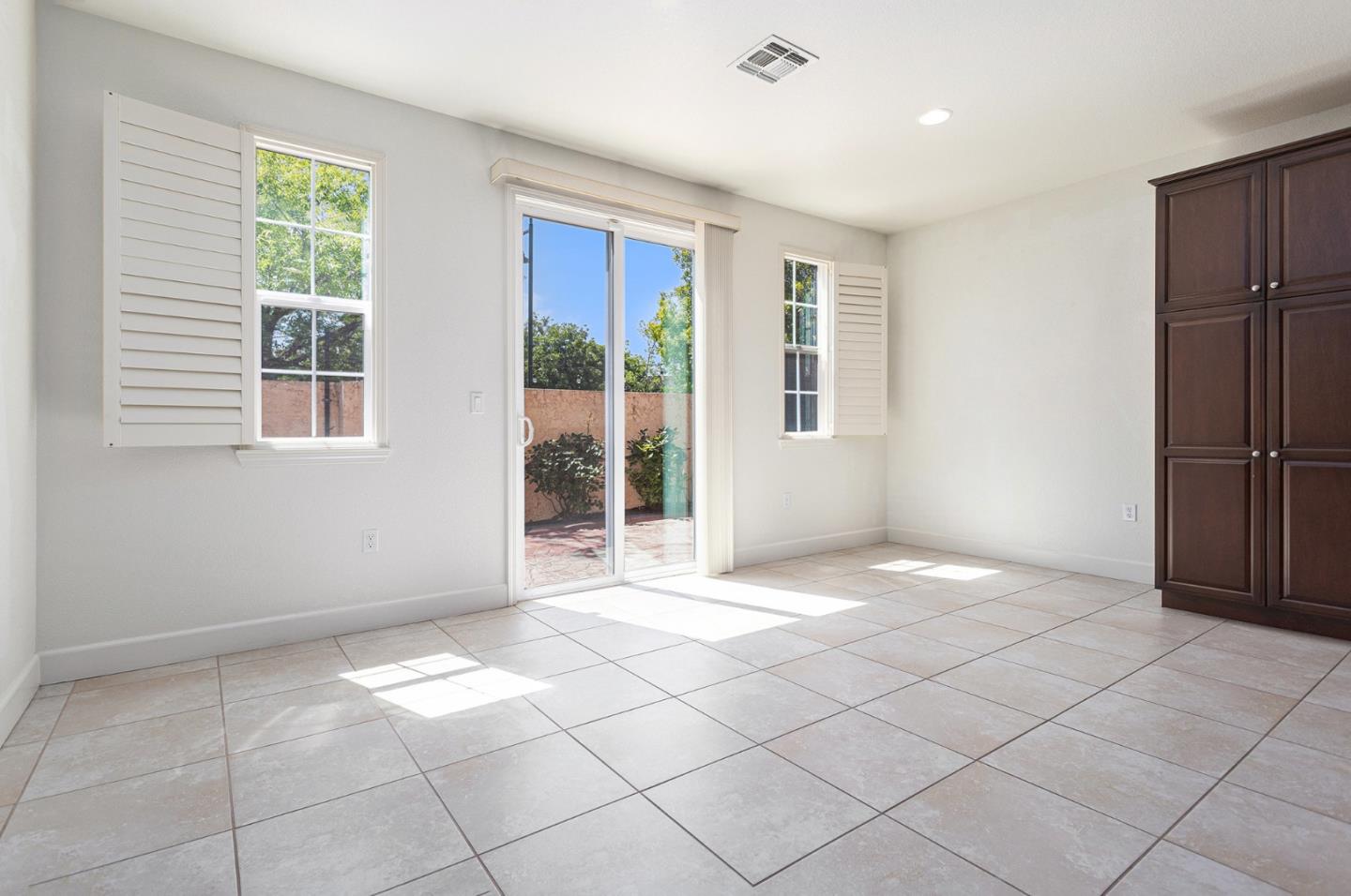 Detail Gallery Image 10 of 24 For 4970 Trescott Ct, Dublin,  CA 94568 - 5 Beds | 4 Baths