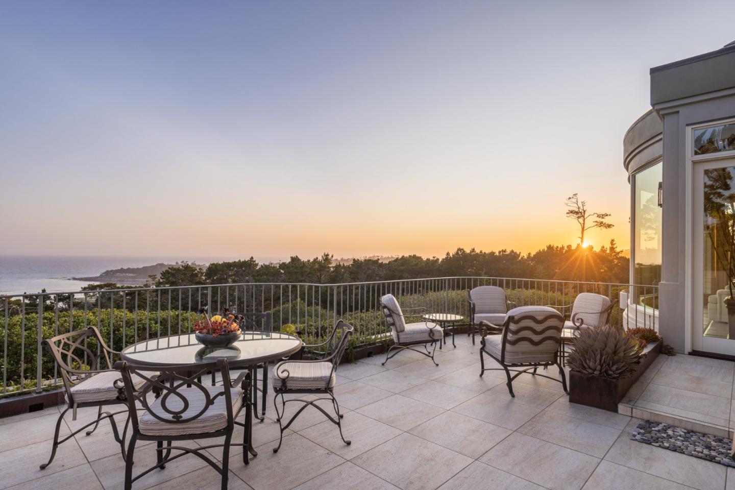 Detail Gallery Image 10 of 44 For 1564 Sonado Rd, Pebble Beach,  CA 93953 - 5 Beds | 5/3 Baths
