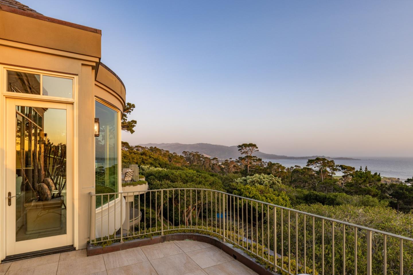 Detail Gallery Image 15 of 44 For 1564 Sonado Rd, Pebble Beach,  CA 93953 - 5 Beds | 5/3 Baths