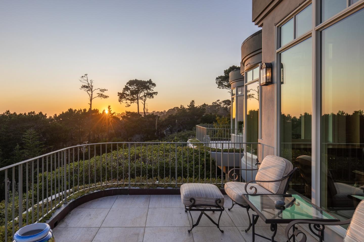 Detail Gallery Image 16 of 44 For 1564 Sonado Rd, Pebble Beach,  CA 93953 - 5 Beds | 5/3 Baths