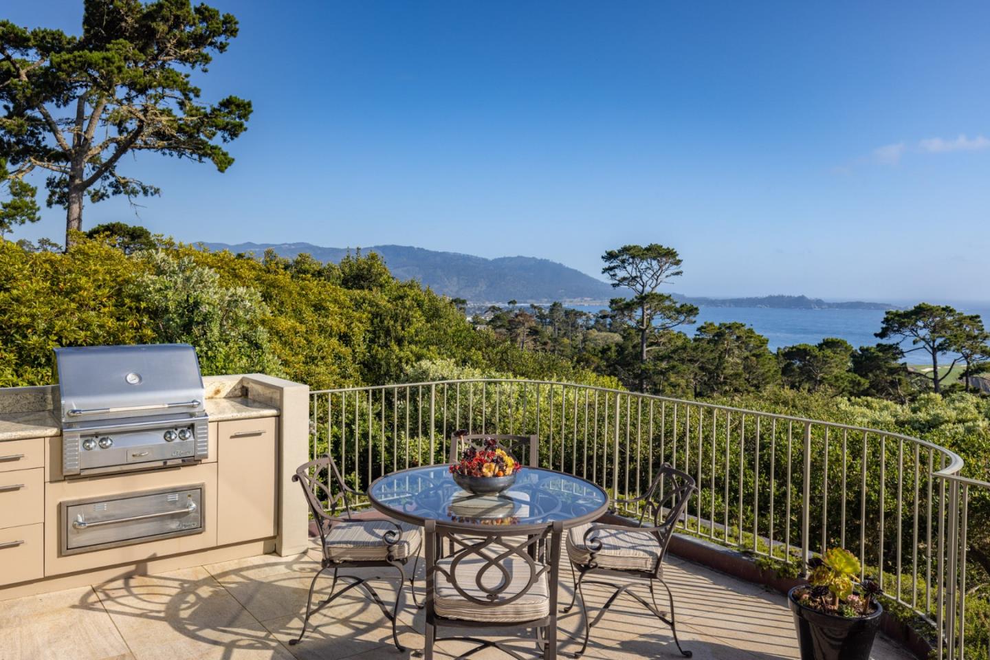 Detail Gallery Image 9 of 44 For 1564 Sonado Rd, Pebble Beach,  CA 93953 - 5 Beds | 5/3 Baths