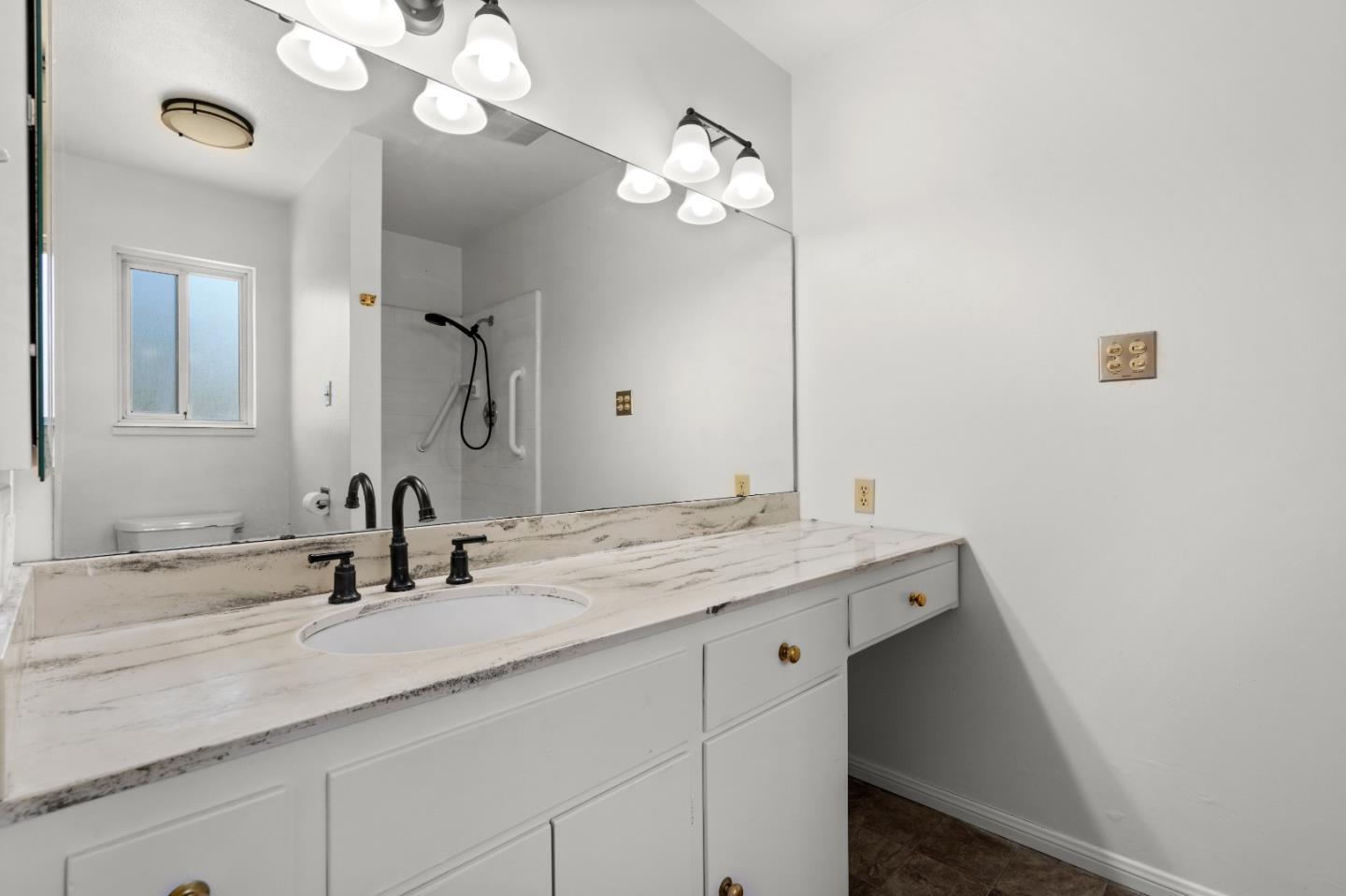 Detail Gallery Image 9 of 35 For 190 W Mckenzie Ave, Stockton,  CA 95204 - 4 Beds | 3 Baths