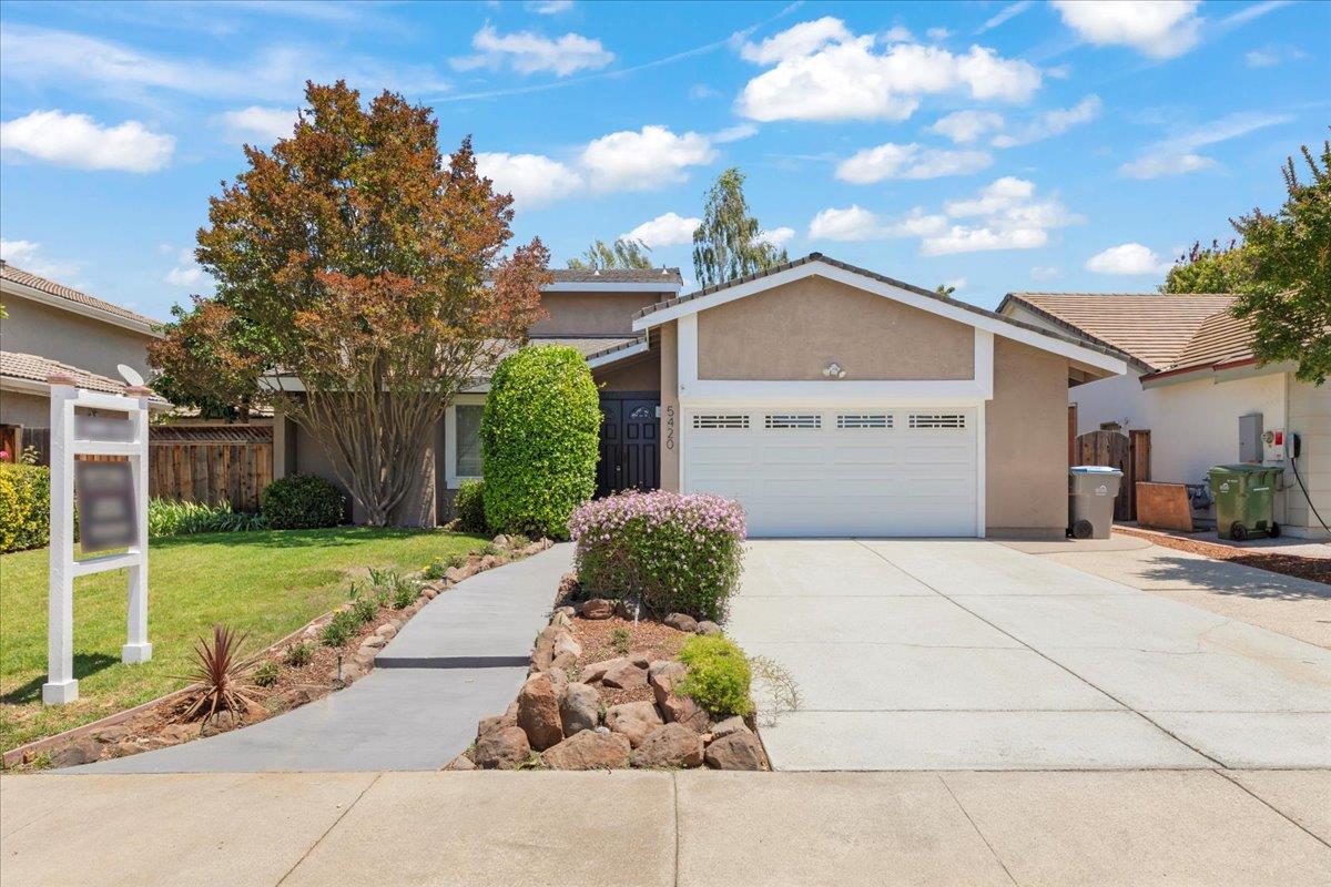 Detail Gallery Image 3 of 34 For 5420 Century Plaza Way, San Jose,  CA 95111 - 4 Beds | 2 Baths