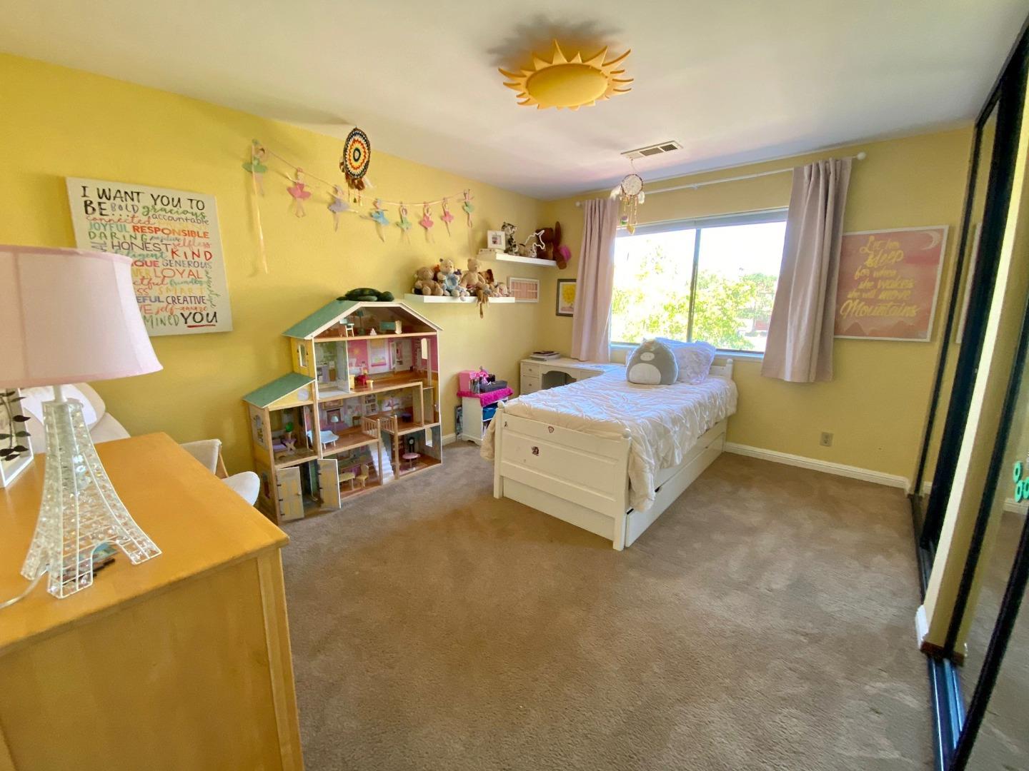 Detail Gallery Image 14 of 30 For 1119 Royal Ln, San Carlos,  CA 94070 - 4 Beds | 2/1 Baths