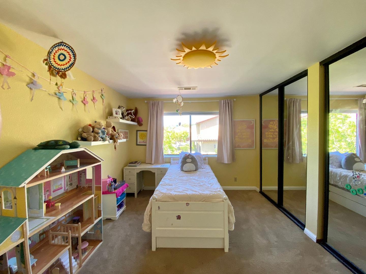 Detail Gallery Image 15 of 30 For 1119 Royal Ln, San Carlos,  CA 94070 - 4 Beds | 2/1 Baths