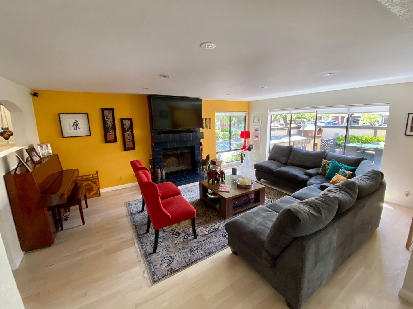 Detail Gallery Image 2 of 30 For 1119 Royal Ln, San Carlos,  CA 94070 - 4 Beds | 2/1 Baths