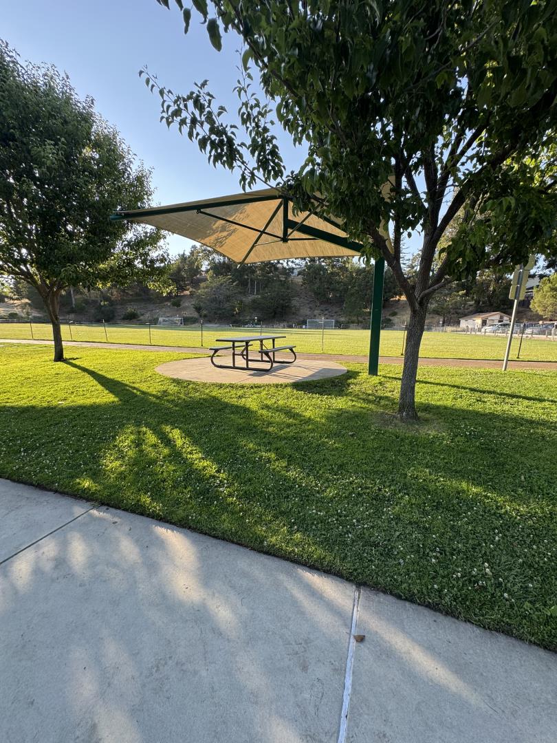 Detail Gallery Image 29 of 30 For 1119 Royal Ln, San Carlos,  CA 94070 - 4 Beds | 2/1 Baths
