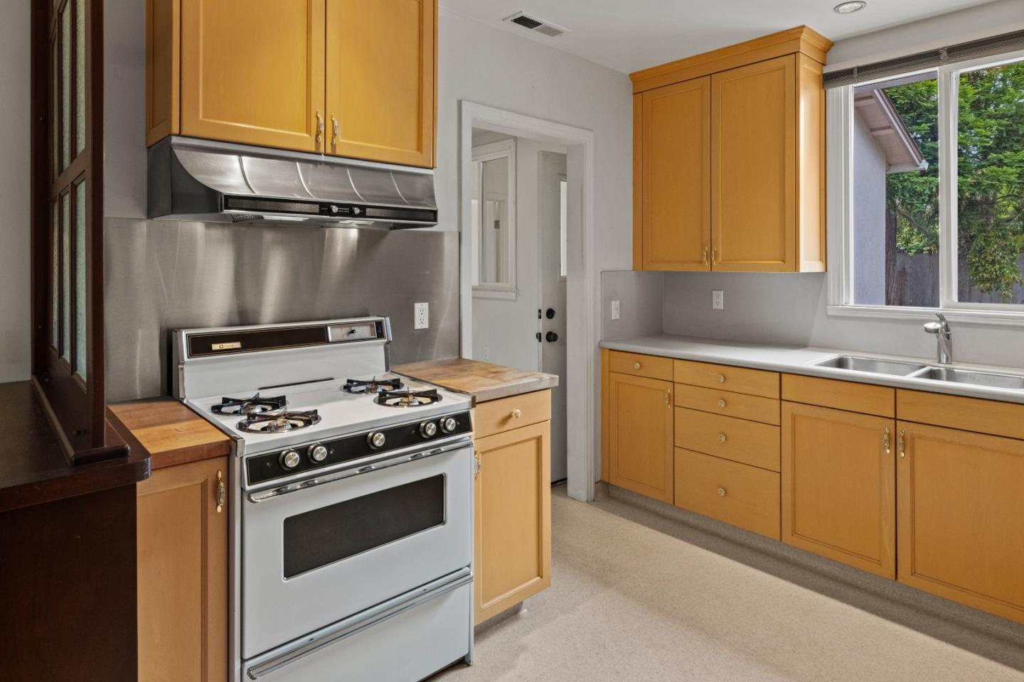 Detail Gallery Image 7 of 19 For 242 Littleness Ave, Monterey,  CA 93940 - 3 Beds | 2 Baths
