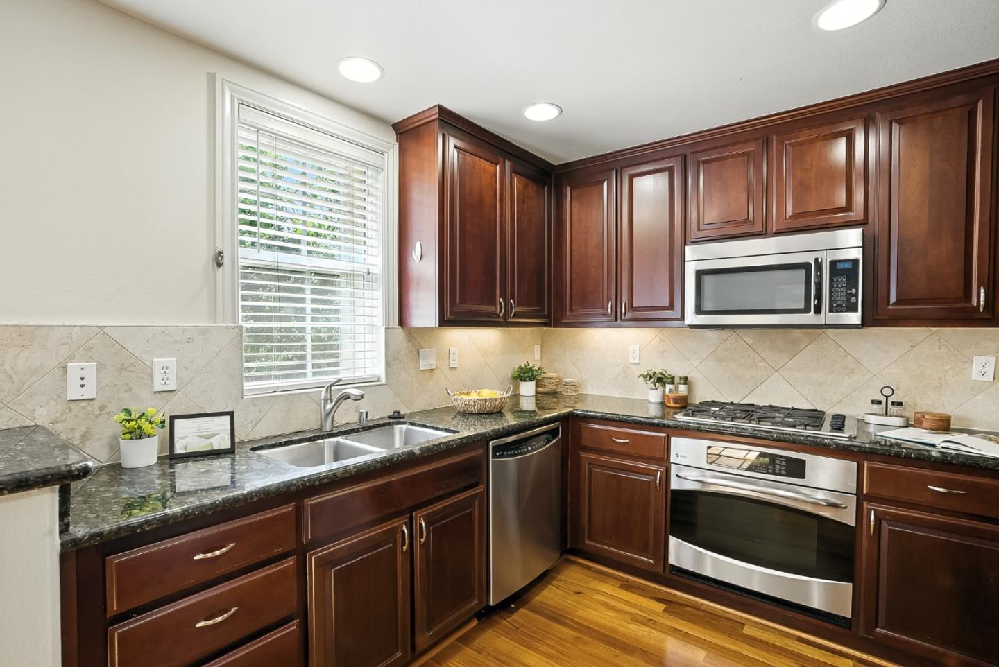 Detail Gallery Image 18 of 41 For 255 Honeylocust Ter, Sunnyvale,  CA 94086 - 3 Beds | 2/1 Baths