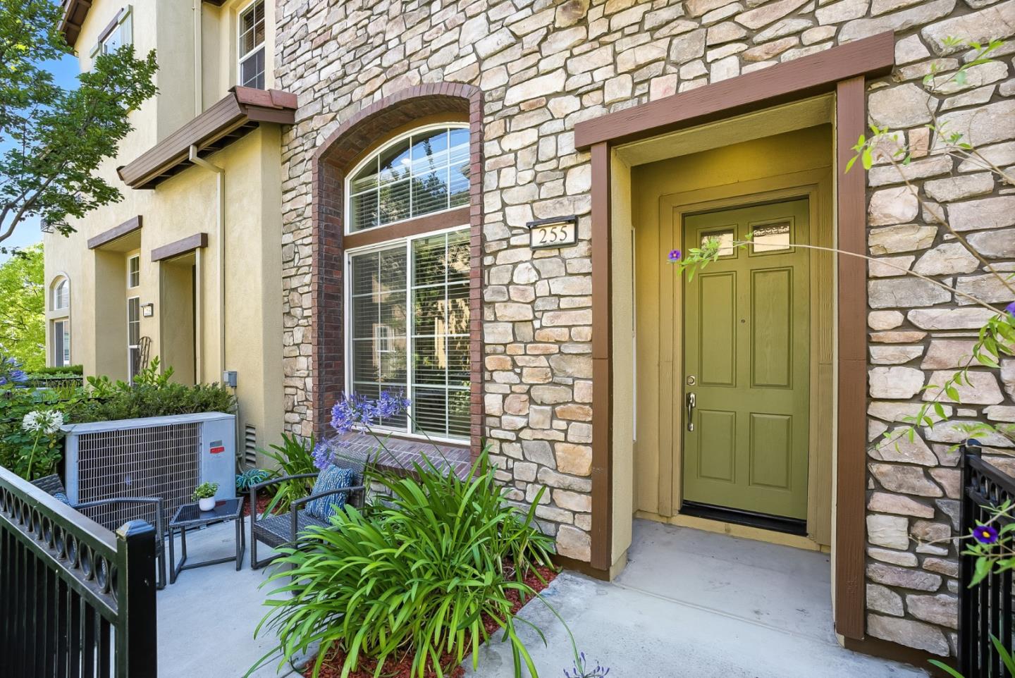 Detail Gallery Image 2 of 41 For 255 Honeylocust Ter, Sunnyvale,  CA 94086 - 3 Beds | 2/1 Baths