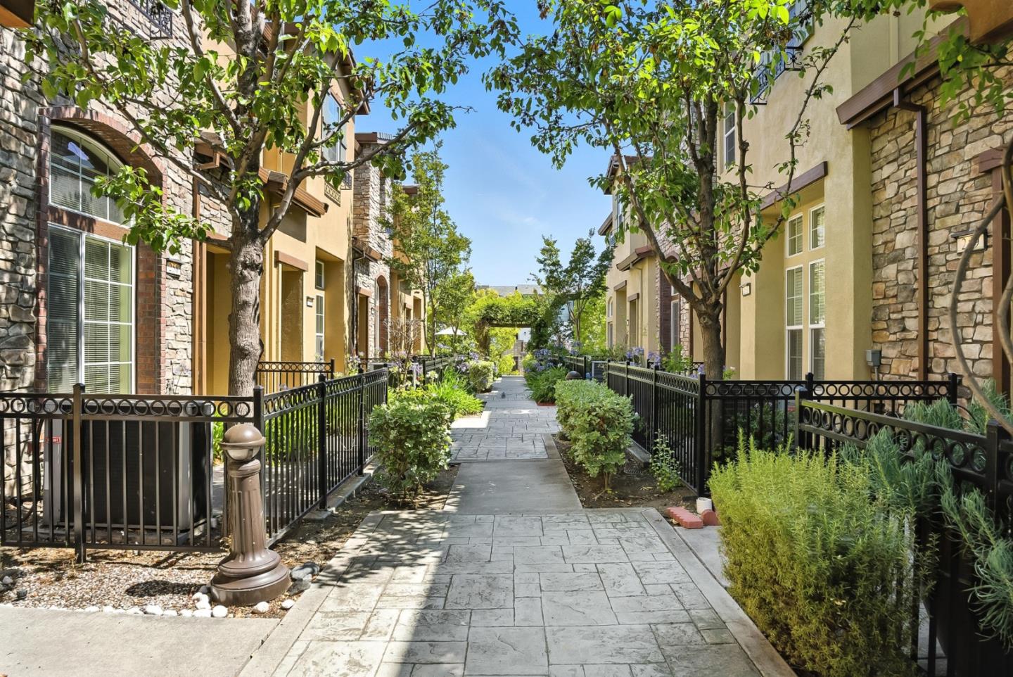 Detail Gallery Image 3 of 41 For 255 Honeylocust Ter, Sunnyvale,  CA 94086 - 3 Beds | 2/1 Baths