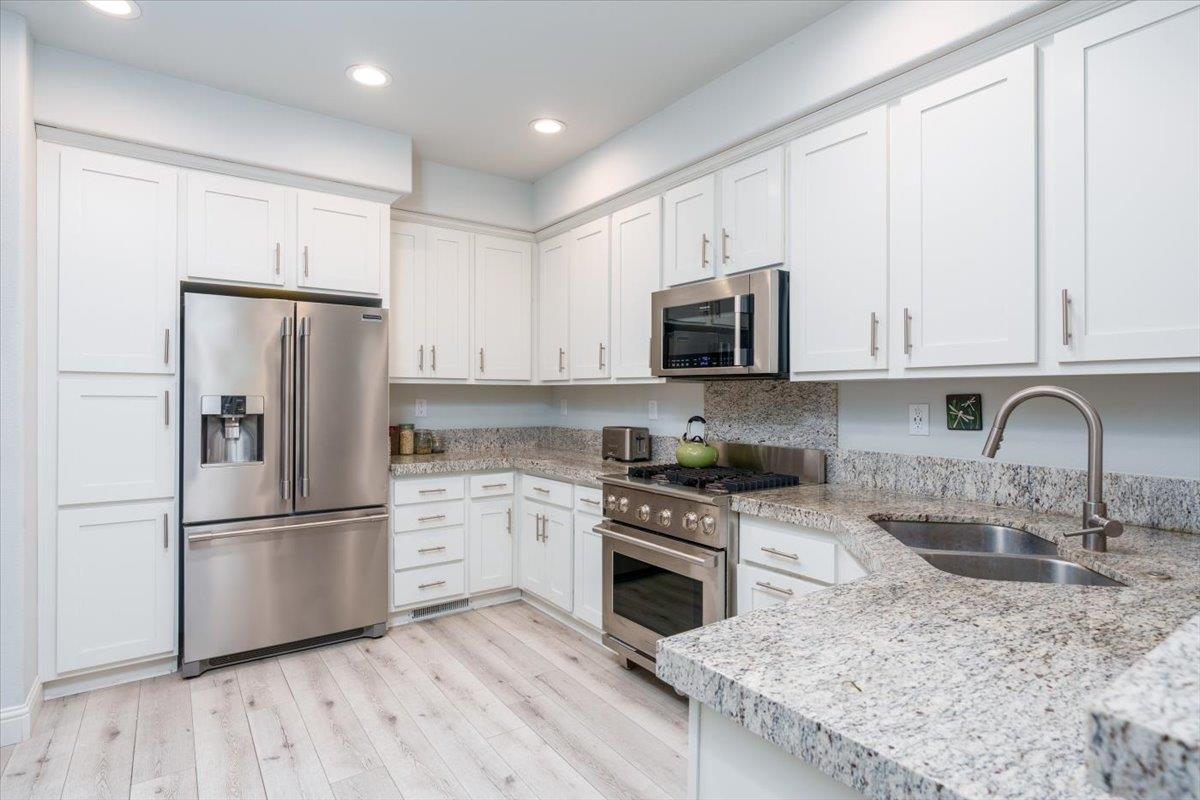Detail Gallery Image 11 of 28 For 21 Primrose St #21,  Aptos,  CA 95003 - 3 Beds | 2 Baths