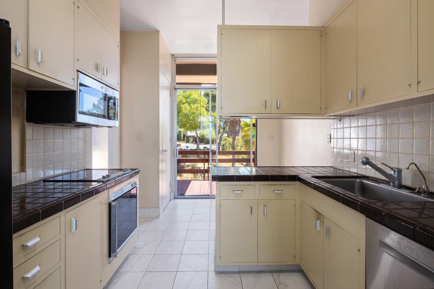 Detail Gallery Image 8 of 19 For 30 Pine Ridge Way, Portola Valley,  CA 94028 - 4 Beds | 2/1 Baths