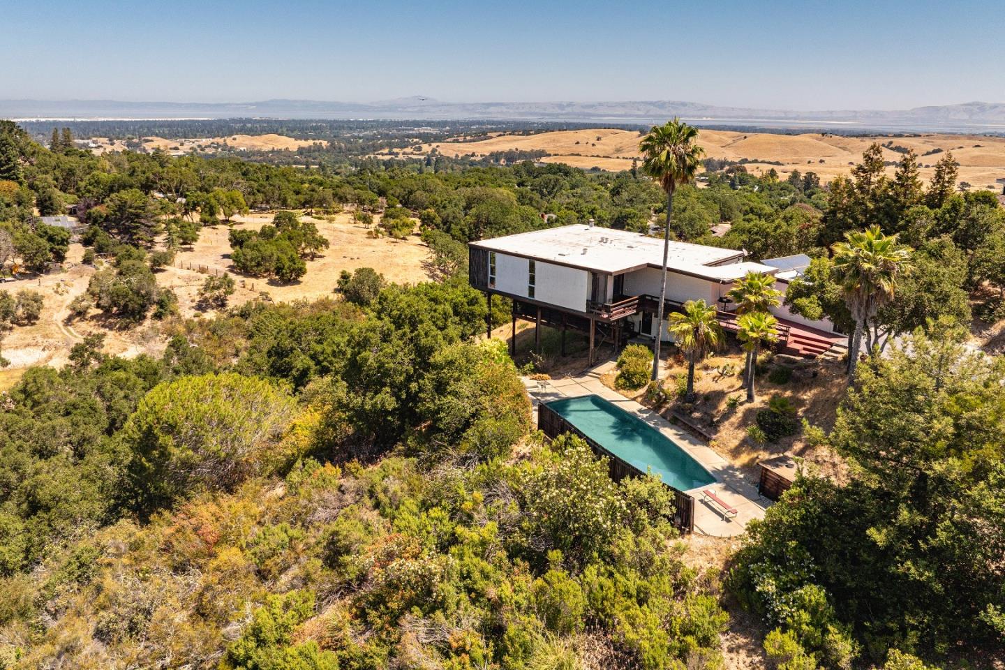 Detail Gallery Image 9 of 19 For 30 Pine Ridge Way, Portola Valley,  CA 94028 - 4 Beds | 2/1 Baths