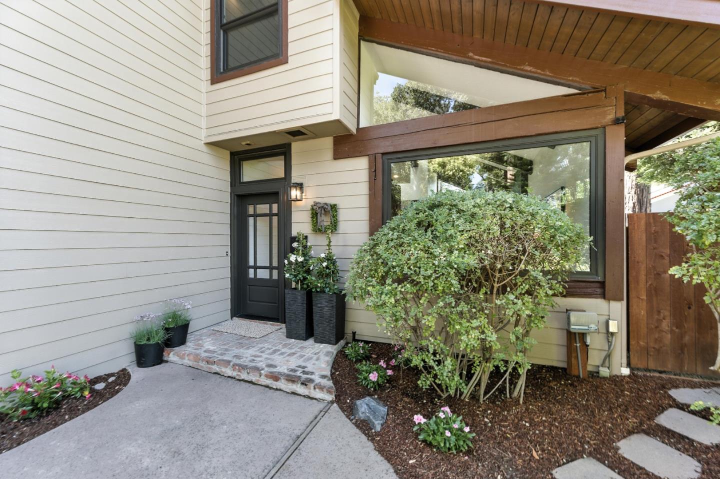 Detail Gallery Image 2 of 42 For 234 Edgewood Rd, Redwood City,  CA 94062 - 5 Beds | 3/1 Baths