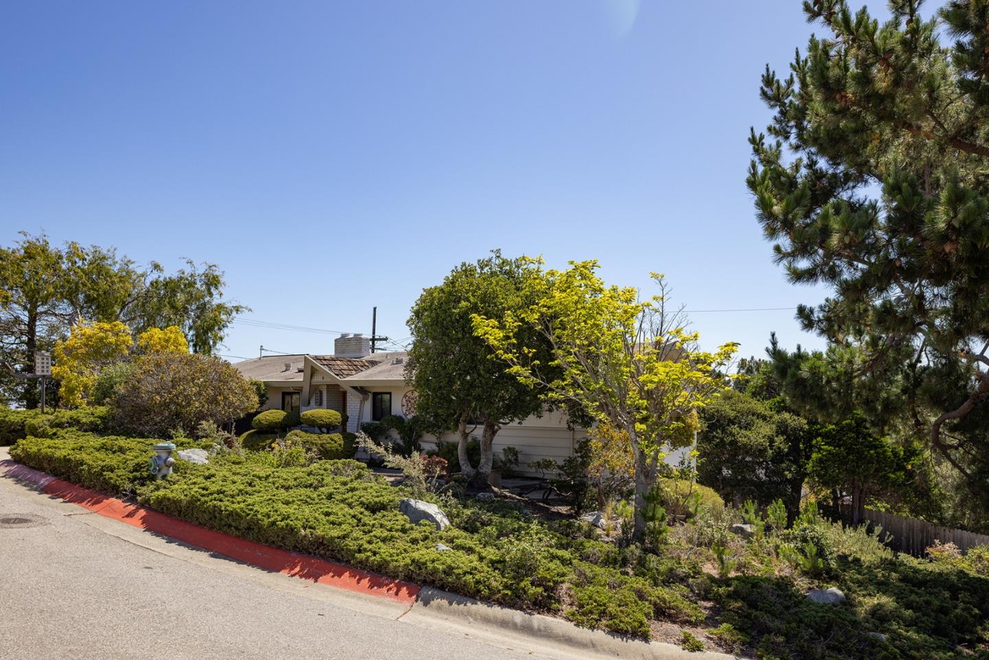 Detail Gallery Image 5 of 23 For 5 Shady Ln, Monterey,  CA 93940 - 3 Beds | 2 Baths