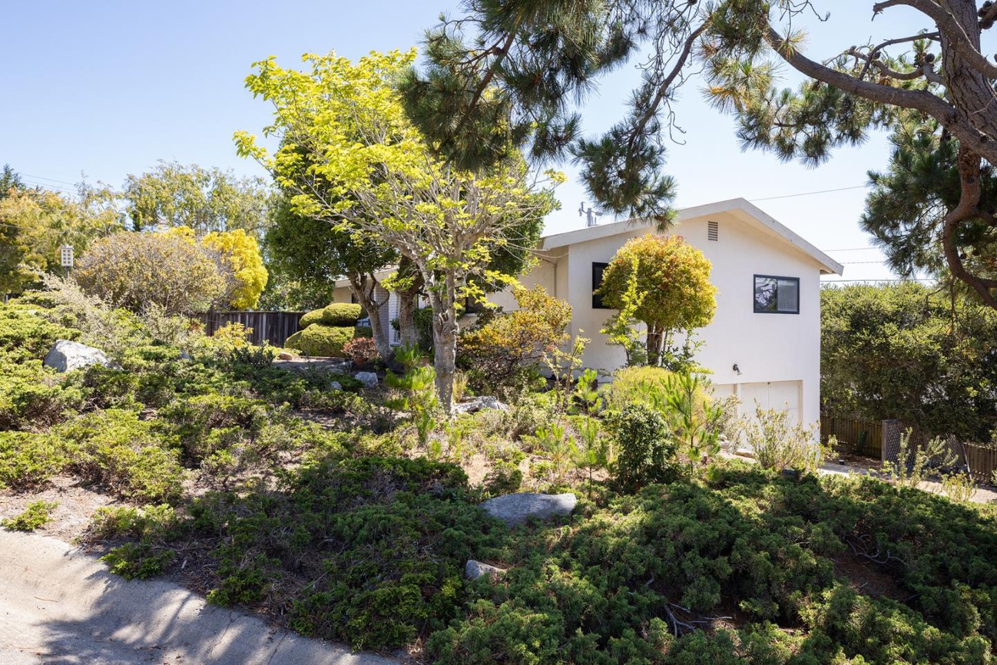 Detail Gallery Image 6 of 23 For 5 Shady Ln, Monterey,  CA 93940 - 3 Beds | 2 Baths