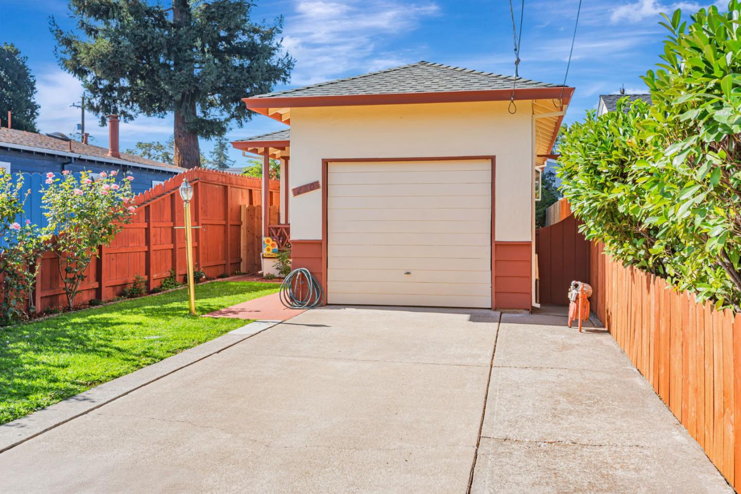 Detail Gallery Image 2 of 34 For 250 San Carlos Ave, Redwood City,  CA 94061 - 2 Beds | 1 Baths