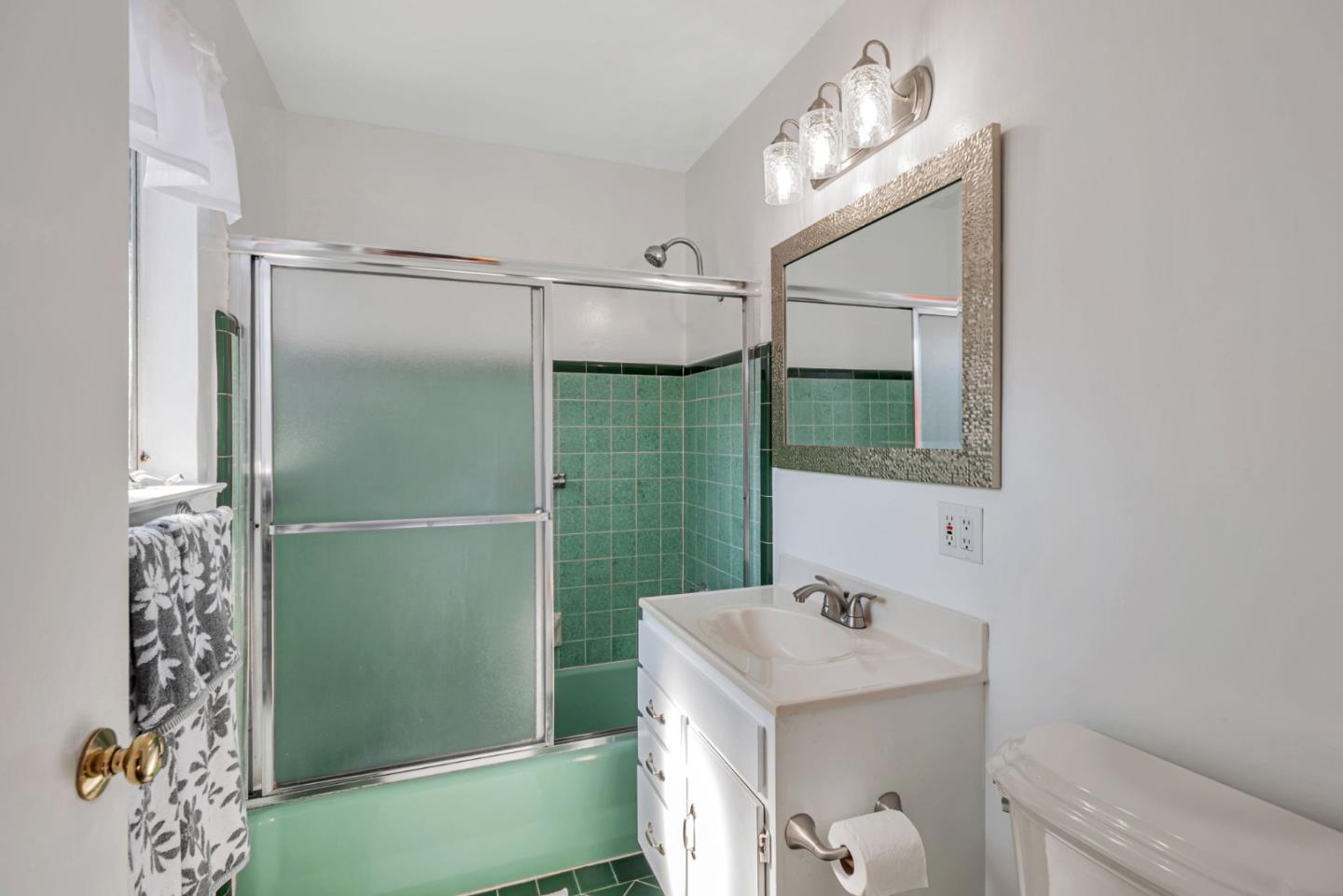 Detail Gallery Image 24 of 34 For 250 San Carlos Ave, Redwood City,  CA 94061 - 2 Beds | 1 Baths