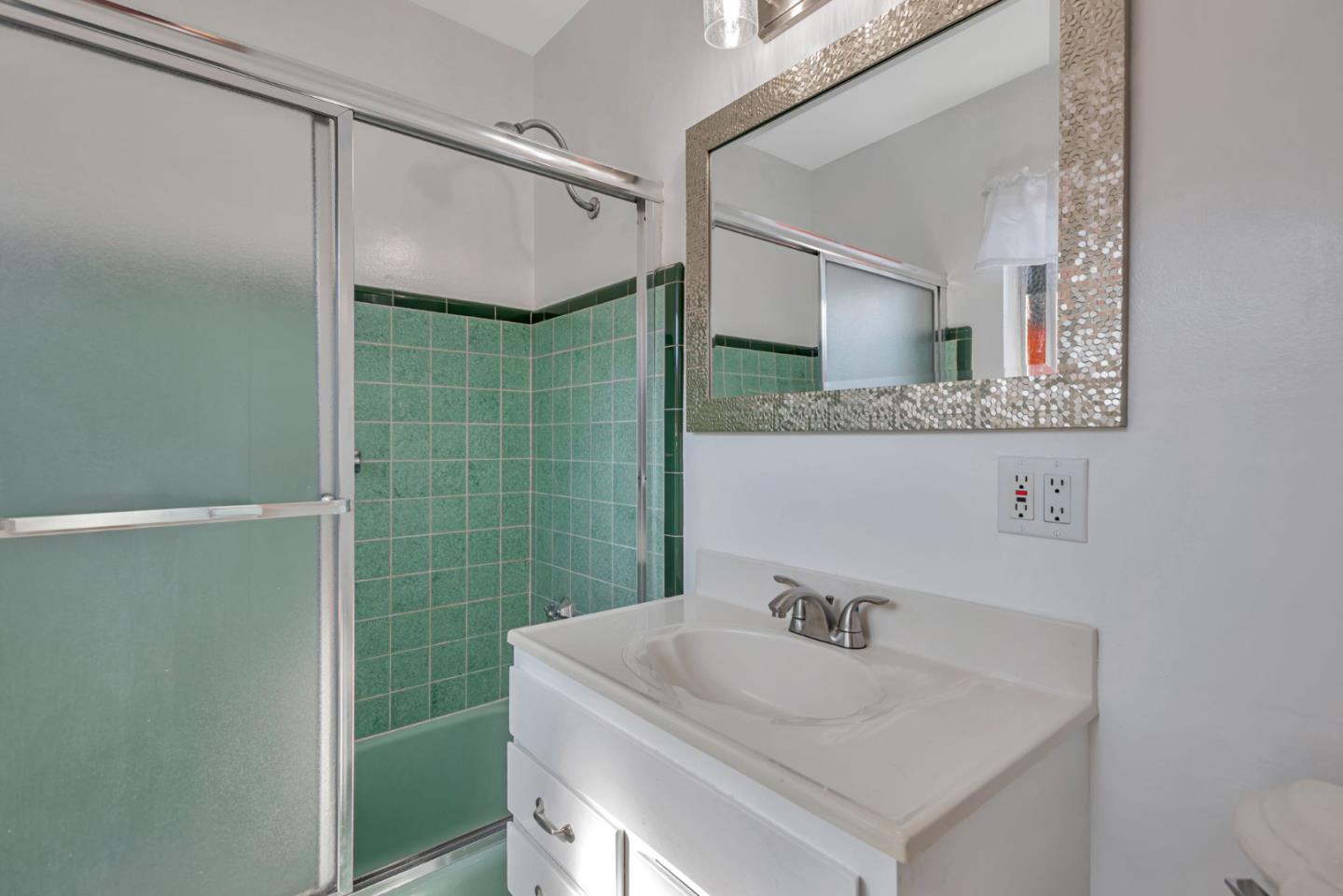 Detail Gallery Image 25 of 34 For 250 San Carlos Ave, Redwood City,  CA 94061 - 2 Beds | 1 Baths