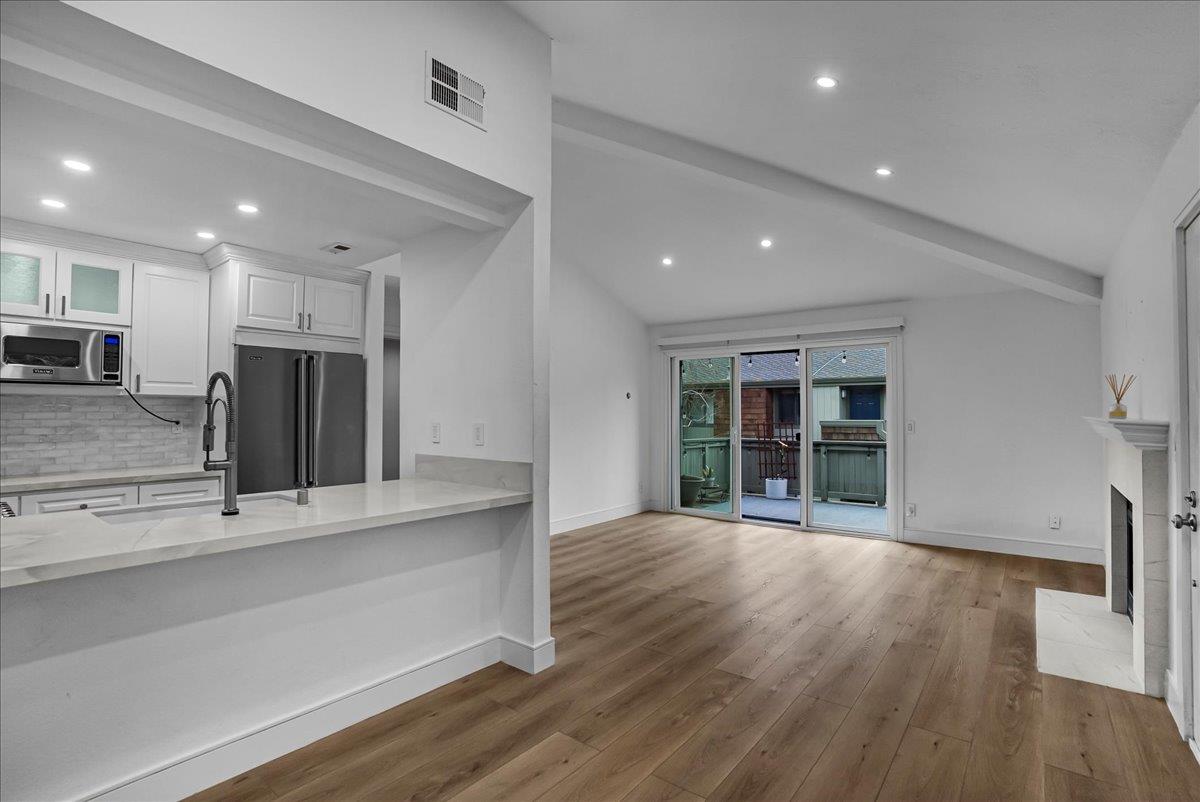 Detail Gallery Image 4 of 14 For 2014 La Terrace Cir, San Jose,  CA 95123 - 1 Beds | 1 Baths