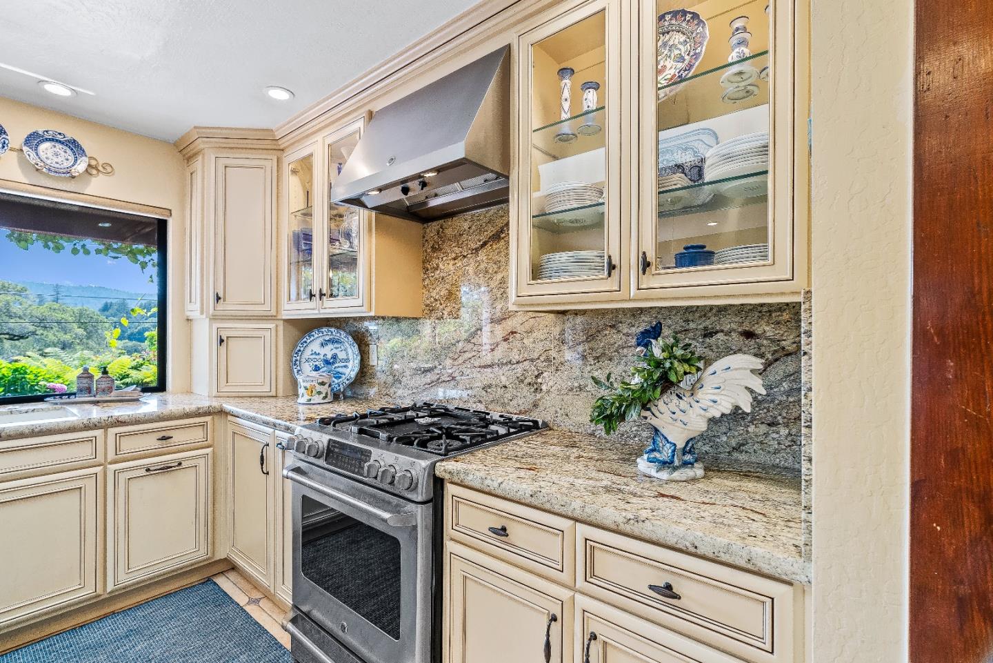 Detail Gallery Image 17 of 28 For 102 Pasatiempo Dr, Santa Cruz,  CA 95060 - 3 Beds | 2/1 Baths