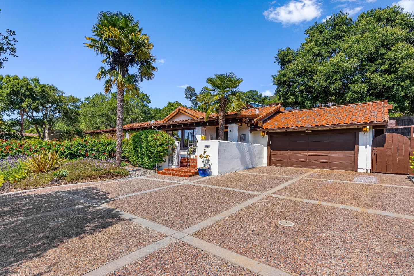 Detail Gallery Image 2 of 28 For 102 Pasatiempo Dr, Santa Cruz,  CA 95060 - 3 Beds | 2/1 Baths