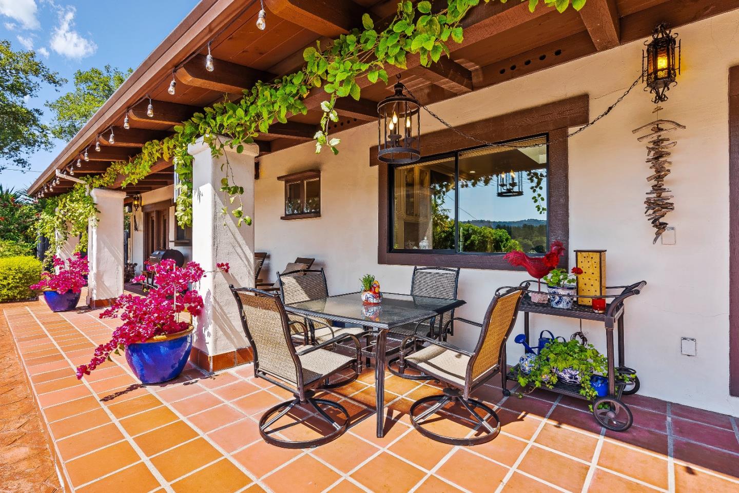 Detail Gallery Image 4 of 28 For 102 Pasatiempo Dr, Santa Cruz,  CA 95060 - 3 Beds | 2/1 Baths