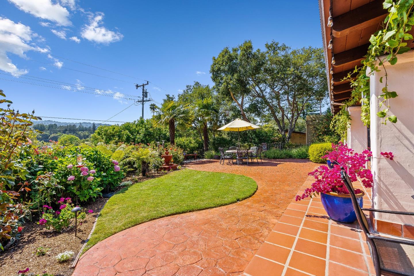 Detail Gallery Image 5 of 28 For 102 Pasatiempo Dr, Santa Cruz,  CA 95060 - 3 Beds | 2/1 Baths