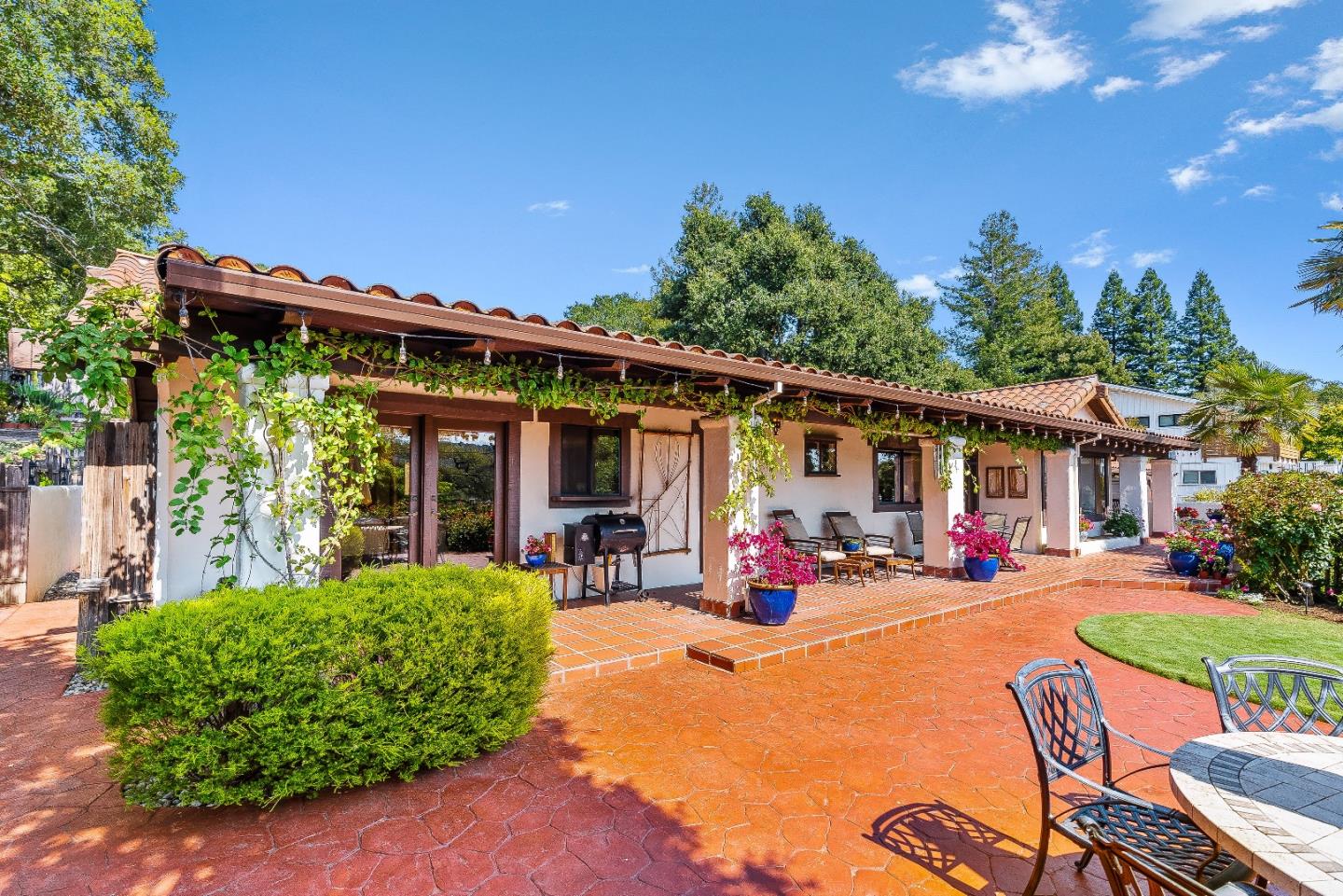 Detail Gallery Image 7 of 28 For 102 Pasatiempo Dr, Santa Cruz,  CA 95060 - 3 Beds | 2/1 Baths