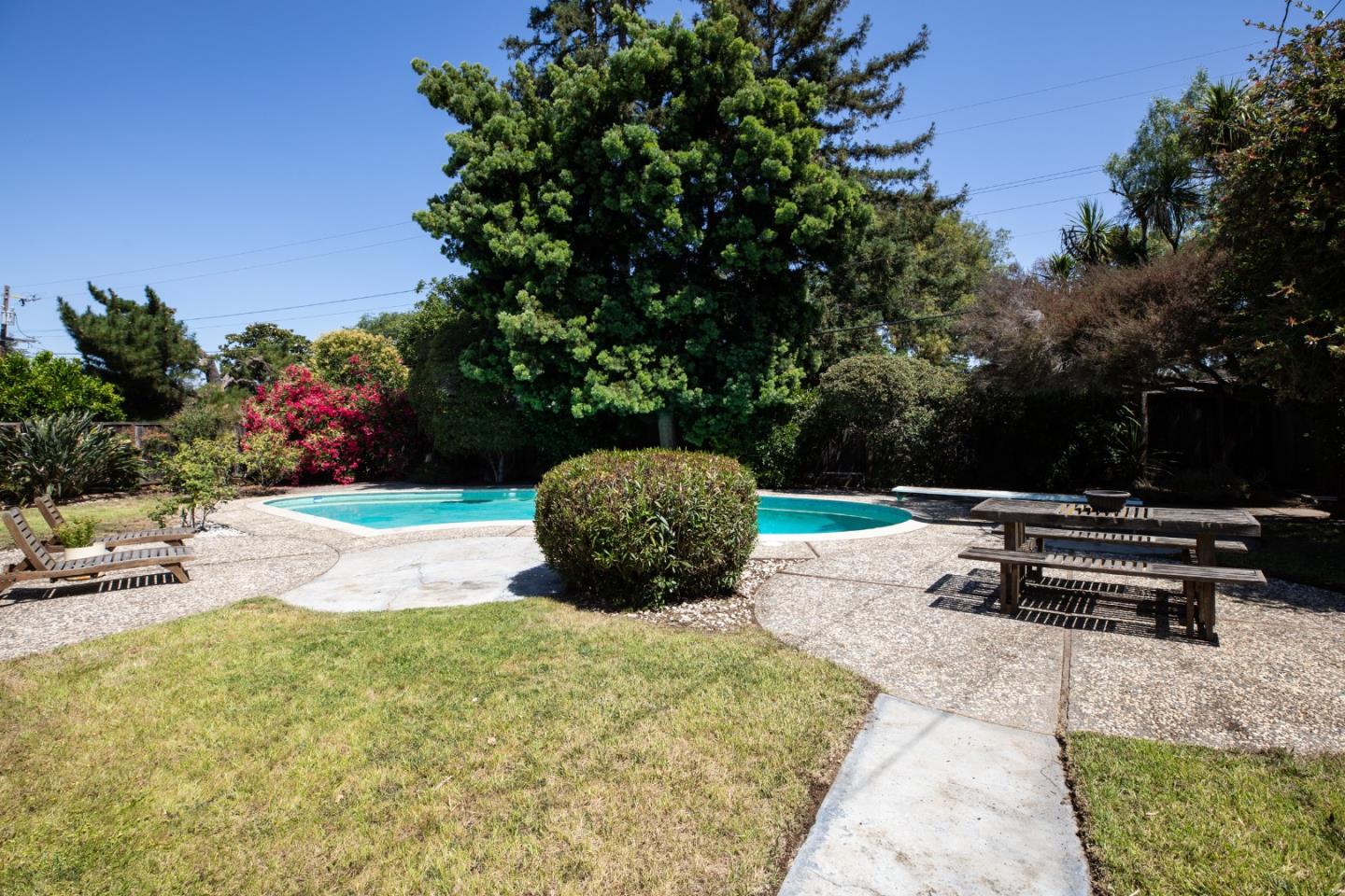 Detail Gallery Image 3 of 6 For 1208 Fairbrook Dr, Mountain View,  CA 94040 - 4 Beds | 2/1 Baths
