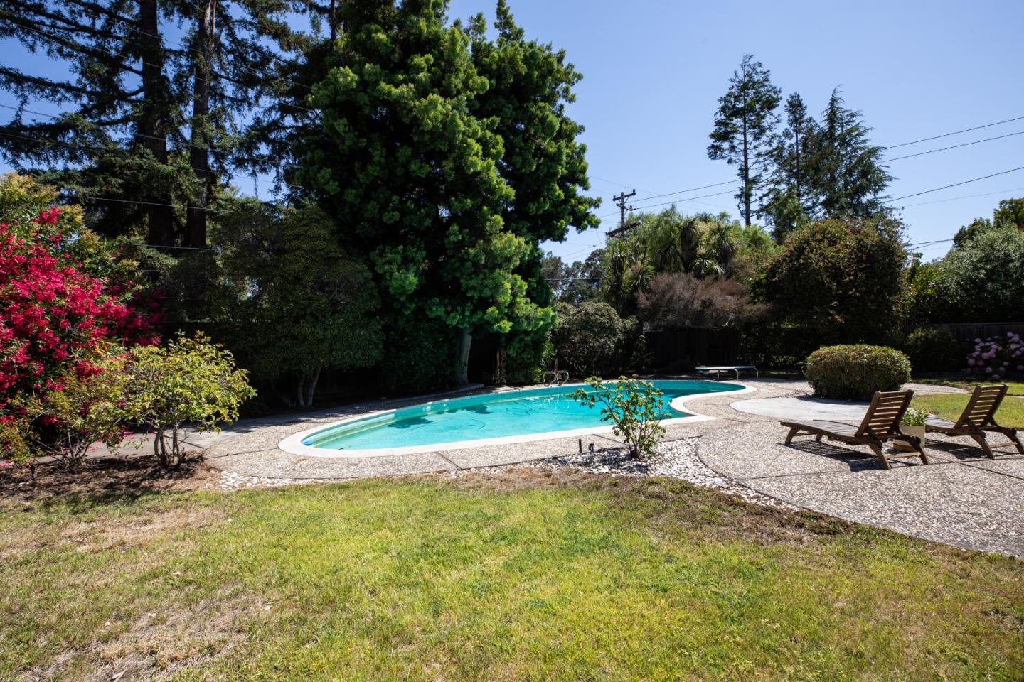 Detail Gallery Image 4 of 6 For 1208 Fairbrook Dr, Mountain View,  CA 94040 - 4 Beds | 2/1 Baths