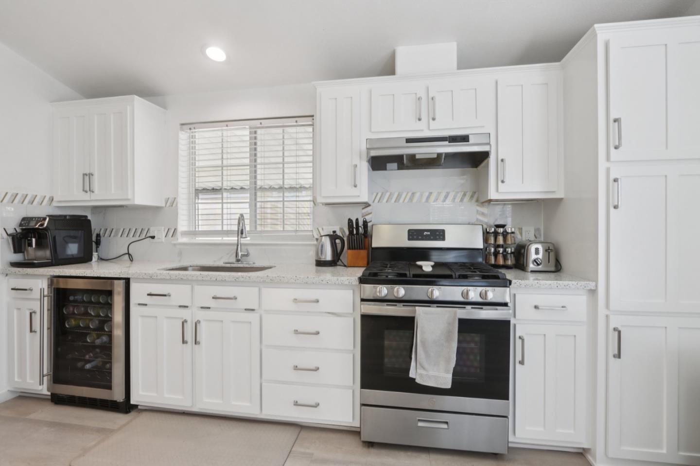 Detail Gallery Image 3 of 41 For 200 Ford Rd #242,  San Jose,  CA 95138 - 4 Beds | 3 Baths