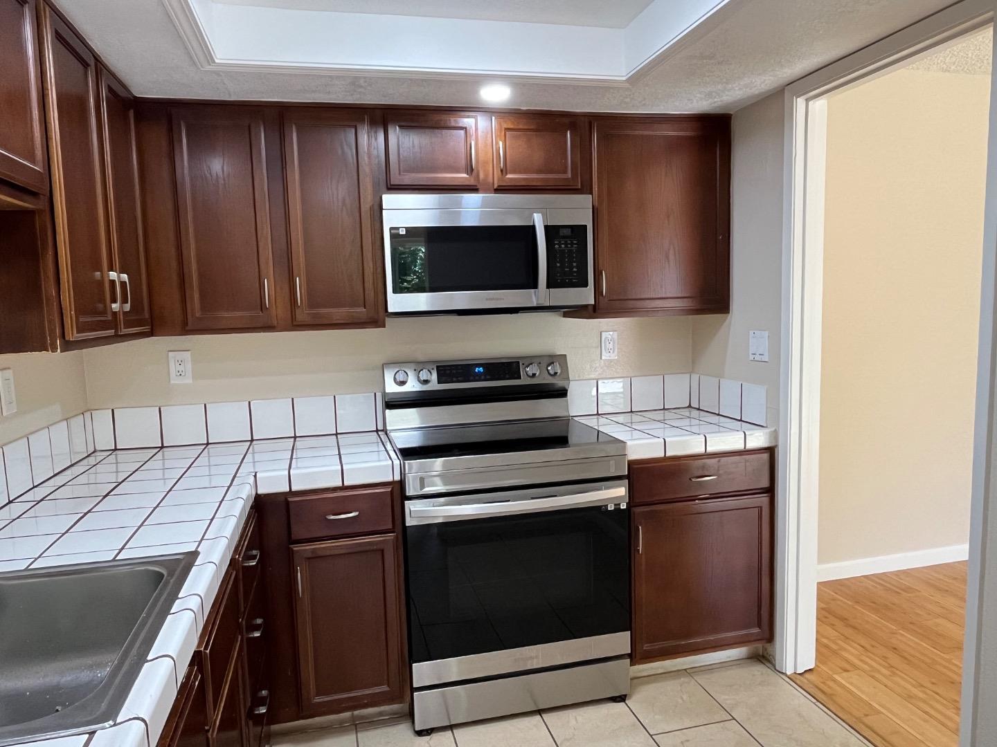 Detail Gallery Image 10 of 36 For 1037 Evans Ct, Hayward,  CA 94544 - 3 Beds | 2/1 Baths