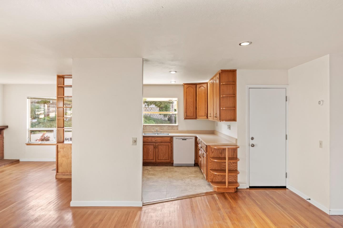 Detail Gallery Image 10 of 31 For 2050 Baldwin Ct, Seaside,  CA 93955 - 4 Beds | 3 Baths