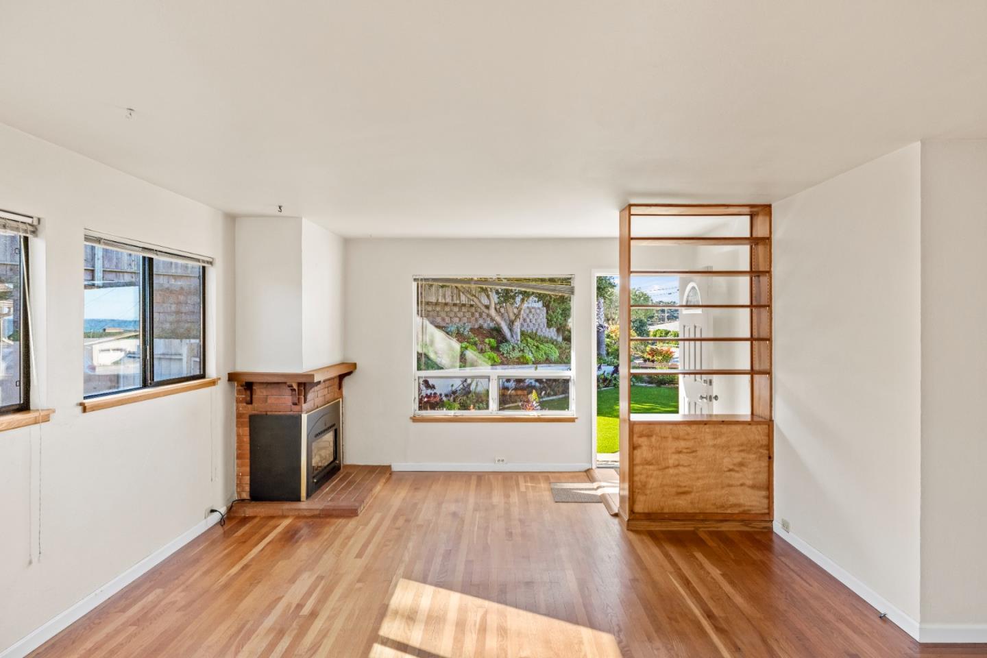 Detail Gallery Image 5 of 31 For 2050 Baldwin Ct, Seaside,  CA 93955 - 4 Beds | 3 Baths