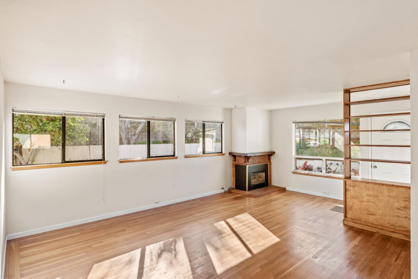 Detail Gallery Image 6 of 31 For 2050 Baldwin Ct, Seaside,  CA 93955 - 4 Beds | 3 Baths