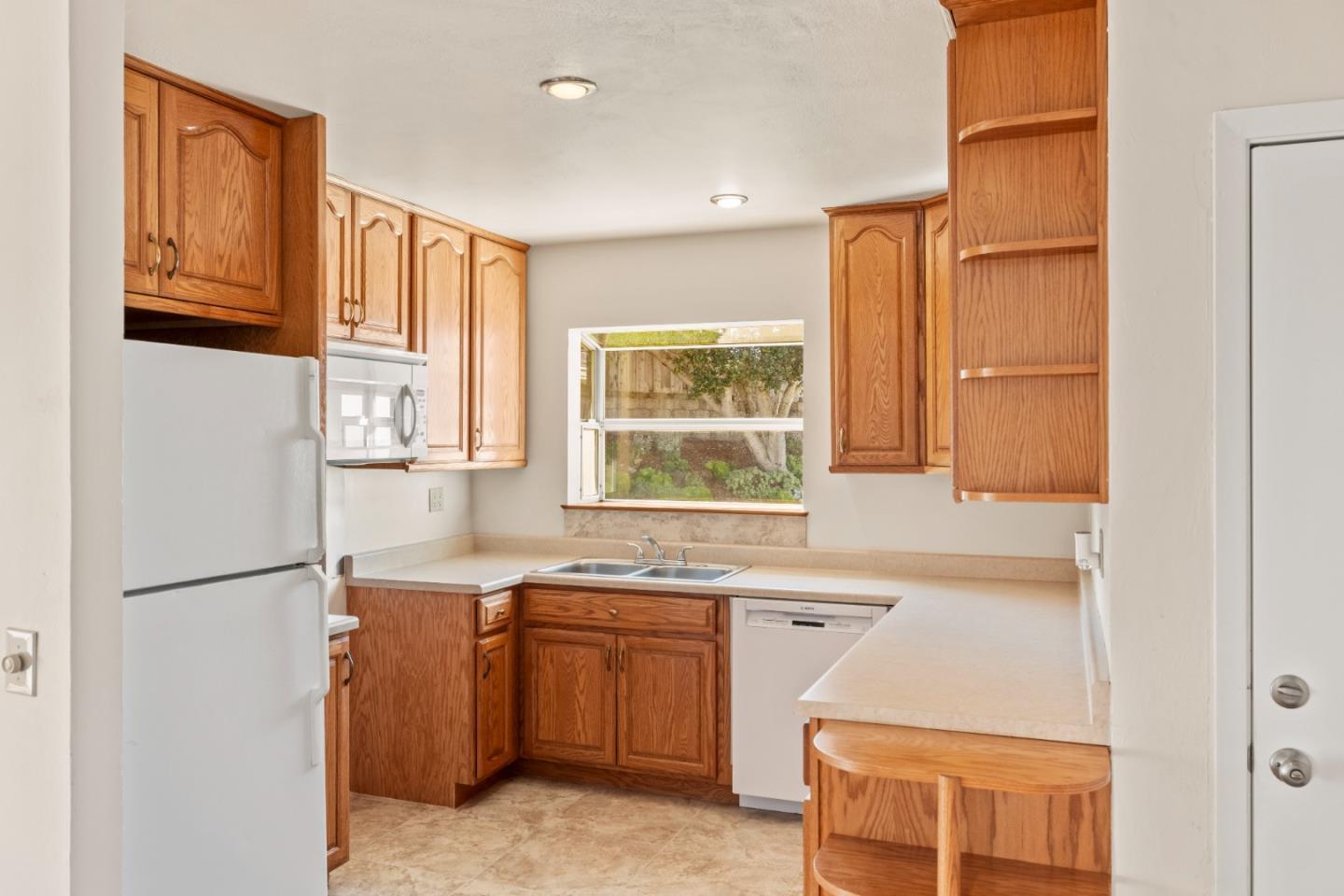 Detail Gallery Image 7 of 31 For 2050 Baldwin Ct, Seaside,  CA 93955 - 4 Beds | 3 Baths